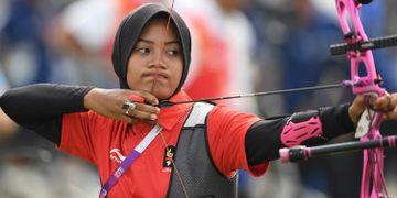 Pemanah putri Indonesia, Diananda Choirunisa, saat beraksi pada babak penyisihan nomor recurve bereg