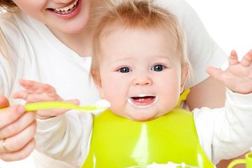 Memperkenalkan MPASI pada bayi diberikan secara bertahap sesuai usia bayi.