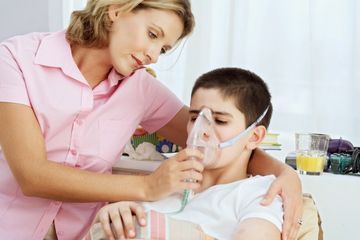 Bila sedang terkena pneumonia sebaiknya istirahat dan usahakan jangan banyak mengeluarkan keringat.