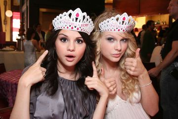 Selena dan Tylor bisa bersahabat gara-gara mengencani Jonas bersaudara 