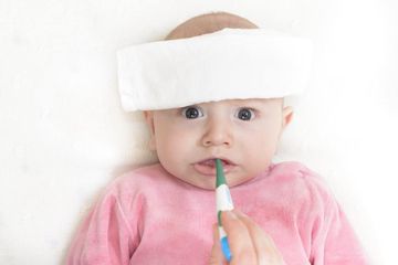 Bayi demam 38 derajat celcius saat diperiksa, lalu diarahkan ke rumah skait lain, dalam perjalanan meninggal dunia.