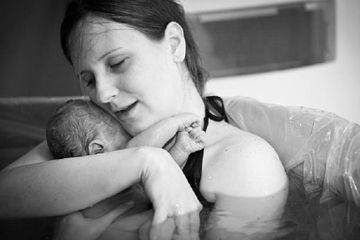 waterbirth disebut banyak manfaatnya, tapi dokter kandungan mempunyai pandangan lain.