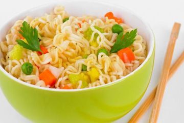 Ini yang Terjadi pada Tubuh saat Makan Mi Instan Campur Nasi Moms