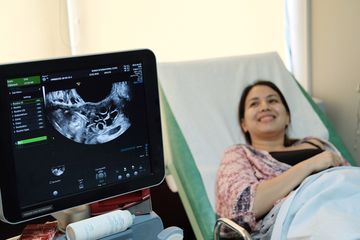 Tya Ariestya saat kontrol kandungan dengan dokter Nando di BIC Klinik, Selasa (13/3/2018)