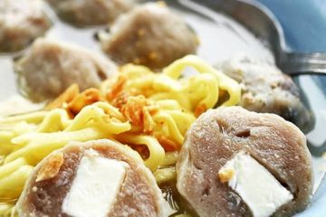 Bakso isi keju buatan sendiri lebih sehat dan murah.
