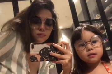 Gisel dan Gempi berfoto bersama menggunakan kaca mata koleksi Gisel