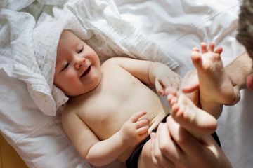 Pengalihan perhatian akan sangat berguna ketika kita harus mengganti popok Si Kecil