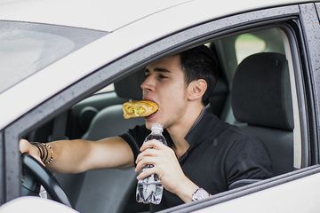 Makan sambil minum jangan dilakukan dimanapun kapanpun, apalagi bagi perempuan.