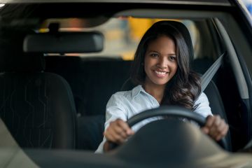 Ada perempuan yang cakap dalam mengendalikan kendaraan, bahkan lebih baik dari laki-laki sekalipun.