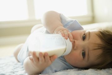 Memilih Botol Susu Untuk Si Kecil, Botol Kaca atau Botol Plastik?
