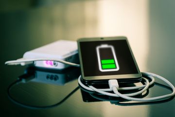 Gak Perlu Bolak-balik Charger, 8 Cara Ini Bisa Bikin Ponsel Lebih Awet Baterai! - Semua Halaman - Hype