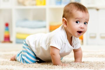 Meski Sederhana, Ternyata Merangkak Miliki Berbagai Manfaat Ini untuk Tumbuh Kembang Bayi
