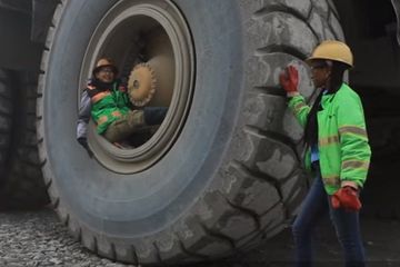 Di Balik Truk Raksasa Tambang Freeport Ada Perempuan Perempuan Tangguh Di Belakang Setir Semua Halaman Intisari