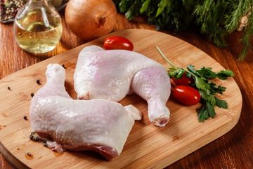 Mencuci daging ayam mentah sebelum memasaknya justru meningkatkan resiko keracunan