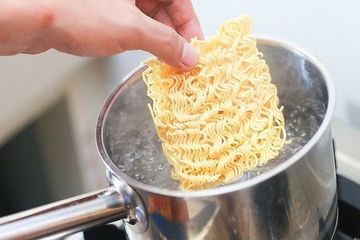 Aman mengonsumi mi di mulai dari memilih mi, mengolah mi, hingga memasak mi dan menyajikannya