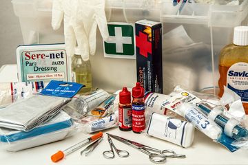 Kotak obat P3K seyogyanya ada di setiap rumah untuk mengatasi kemungkinan terjadinya insiden di rumah.