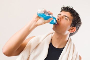 Minuman berenergi bisa jadi perusak program diet menurunkan berat badan.