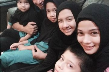 Primus dan Jihan bersama ke 4 anaknya yang pernah sakit cacar air bersamaan.