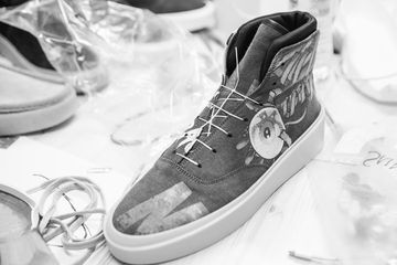 Nggak Usah Takut Sneakers Kesayangan Basah Gini Caranya Bikin Sepatu Tahan Air Hai