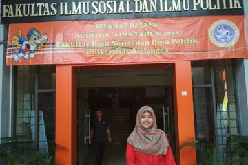 Ayahnya Hanya Seorang Penjual Cilok Wanita Ini Buktikan Mampu Jadi Lulusan Terbaik Unair Ipk Nya 3 90 Semua Halaman Sajian Sedap