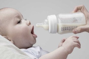 Ilustrasi bayi minum susu