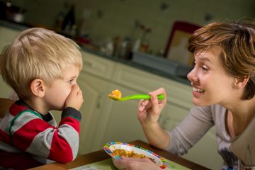 Memberi Makan Balita, Ini Dia 5 Cara Praktis Mengatasi Picky Eater