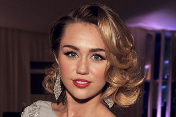 Miley Cyrus kepergok ciuman dengan wanita setelah dikabarkan bercerai dengan Liam Hemsworth.