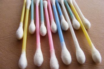 Cotton buds tidak dianjurkan digunakan untuk membersihkan telinga karena dapat menyebabkan infeksi pada telinga.