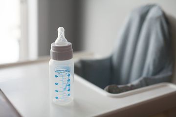 Pemberian minum air putih pada bayi kurang dari satu tahun sangat tidak dianjurkan.