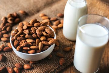 5 Kelemahan dan 5 Kelebihan susu almond.