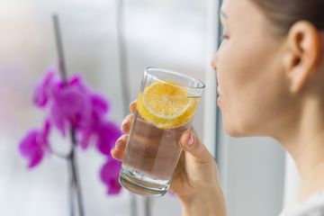 Manfaat minum air lemon di pagi hari