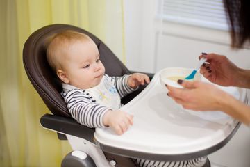 Makanan bayi instan sering mengandung banyak gula serta daftar komposisi yang membingungkan.