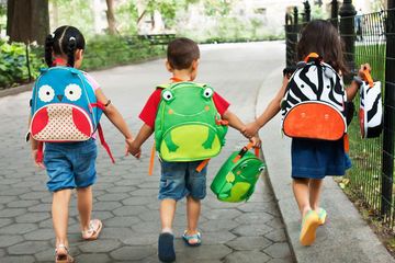 Jangan Biarkan Anak Bawa Ransel Sekolah dengan Beban Berat! Berisiko TinggiTerkena Skoliasis.