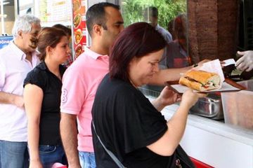 Di Turki, negeri kebab dan makanan yang lezat, perluasan lingkar pinggang adalah target kampanye anti-obesitas baru oleh pemerintah untuk membantu 1 juta penduduk Turki turun di tahun depan.