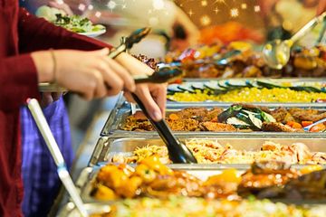 Selama pandemi Ridwan Kamil peringatkan warga agar tidak makan makanan prasmanan.