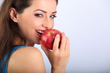 Diet apel bisa membuat tubuh langsing dengan stabil, juga membuat kulit cantik. tapi tak semua boleh menjalankannya.