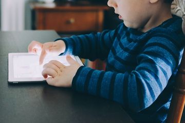 10 Langkah Mudah, Cepat dan Efektif Menjauhkan anak dari Gadget - Semua Halaman - Nakita