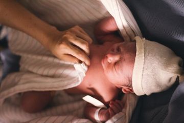 bahaya flash kamera pada bayi baru lahir