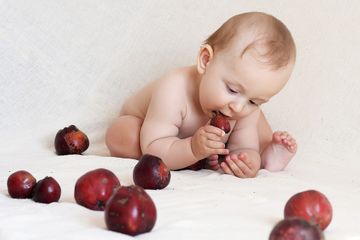 Makan Nasi Bayi 4 Bulan Meninggal,  4 Risiko Pemberian Makanan Padat Untuk Bayi 