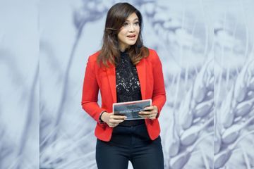 Deretan penampilan modis Ira Koesno, pembawa acara debat capres 2019 