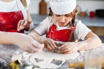 Cicipi Adonan Kue Mentah Saat Memasak, Ini Bahayanya Bagi Anak