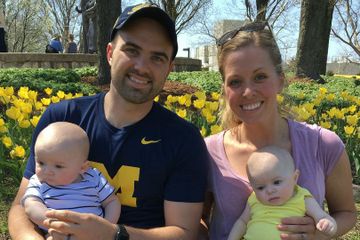 Nicole dan Matthew Zeisemer bersama kedua banyi kembar identiknya