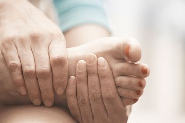 Kaki sering kram bisa menandakan penyakit serius, tak sekadar kelelahan.