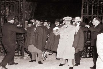 Soekarno (kiri) dan Josep Broz Tito (kanan) saat di Yugoslavia tahun 1960.
