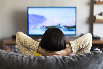Ternyata Tertidur di Depan TV  Bisa Sebabkan Obesitas dan Picu Penyakit Kanker
