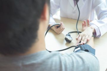 Hipertensi dapat dikendalikan dengan menggunakan obat-obatan dari dokter atau dengan bahan-bahan yang lebih alami.