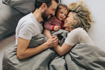Anak Tidur Seranjang dengan Orangtua? Ketahui Dulu Baik Buruknya ...