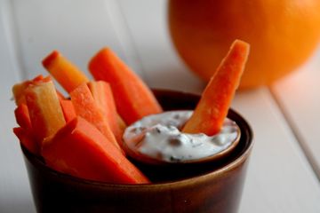 Wortel dan yoghurt termasuk dalam makanan yang dapat menguatkan tulang.