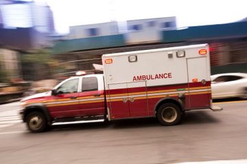 Mobil Ambulans milik puskesmas Yalengga, Jayawijaya, dijadikan angkutan umum