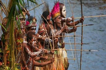 Personil Kopassus Pernah Dikepung Etnis Pedalaman Papua dengan Tombak Terhunus ketika cari suku pemakan manusia. (ilustrasi)
